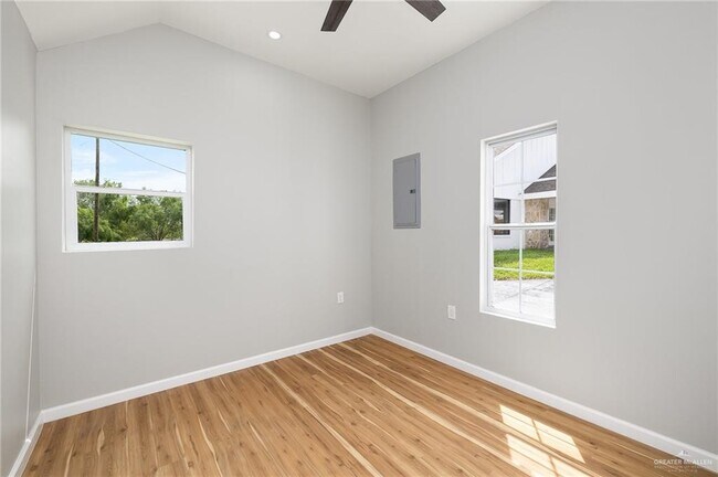 Building Photo - 12304 Lakeview Dr