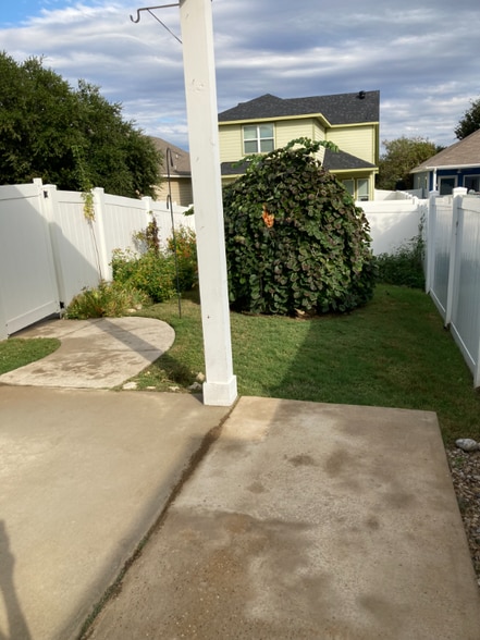 Building Photo - 11048 Kinston St