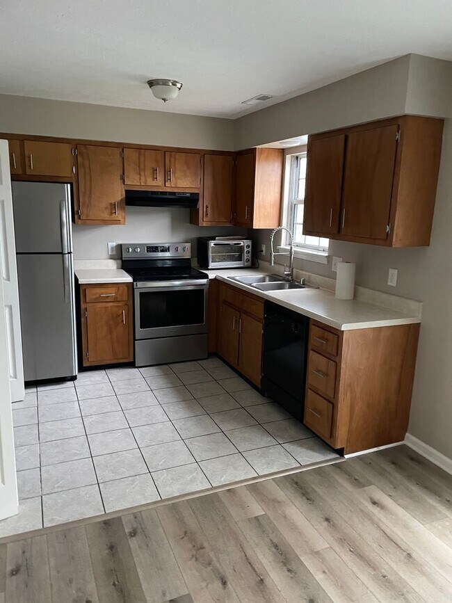 Building Photo - 2 Bed/ 1.5 Bath Townhome