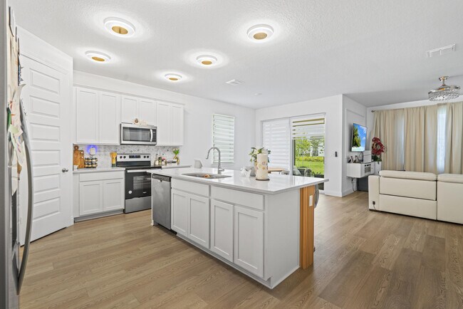 Building Photo - 8906 Dahlia Cir