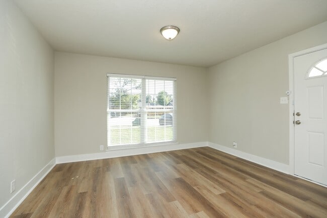 Building Photo - 631 Edgebrook Dr