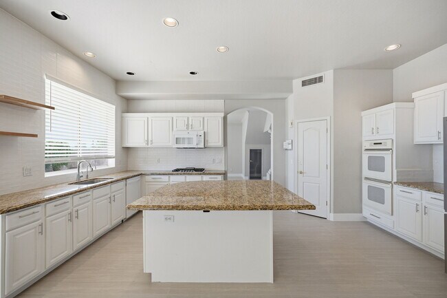 Building Photo - 1425 W Commerce Ave