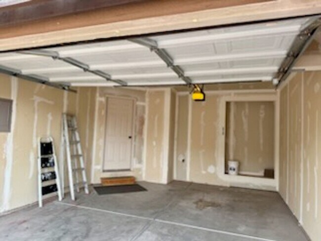 Building Photo - 1000 E Blf Vw Dr