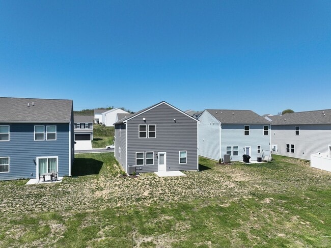 Building Photo - **RARE FIND: LIKE NEW, ONE-OWNER, 5-BED, 3-BATH HOME BUILT IN 2025 IN A NEIGHBORHOOD WITH RESORT-...