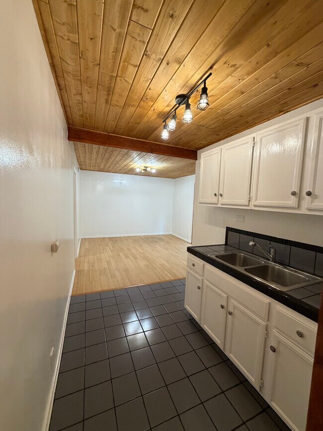 Extra Lounge Room - 20 20th Ave