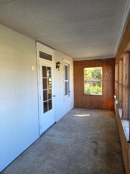 Building Photo - 2215 N Main St