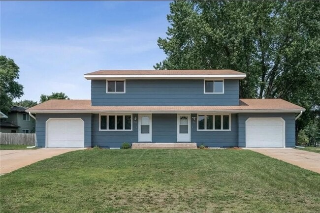 Building Photo - 715 Circle Dr