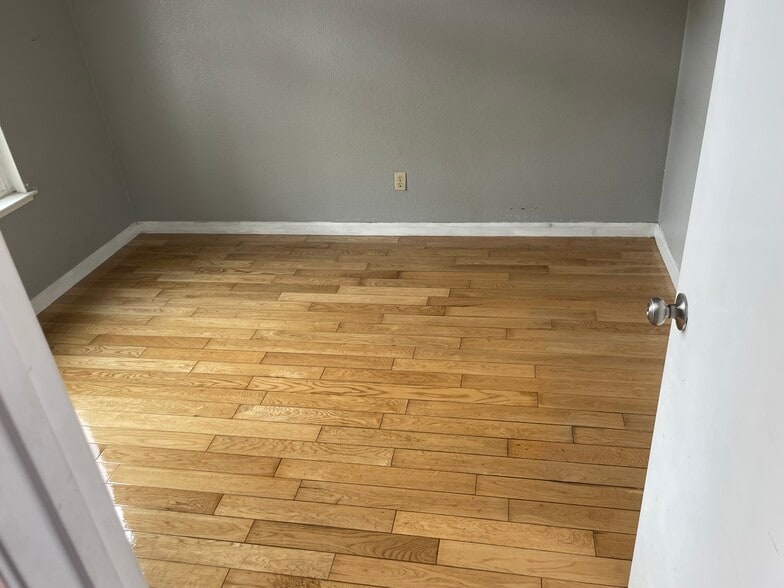 Building Photo - 1960 Seasons Way