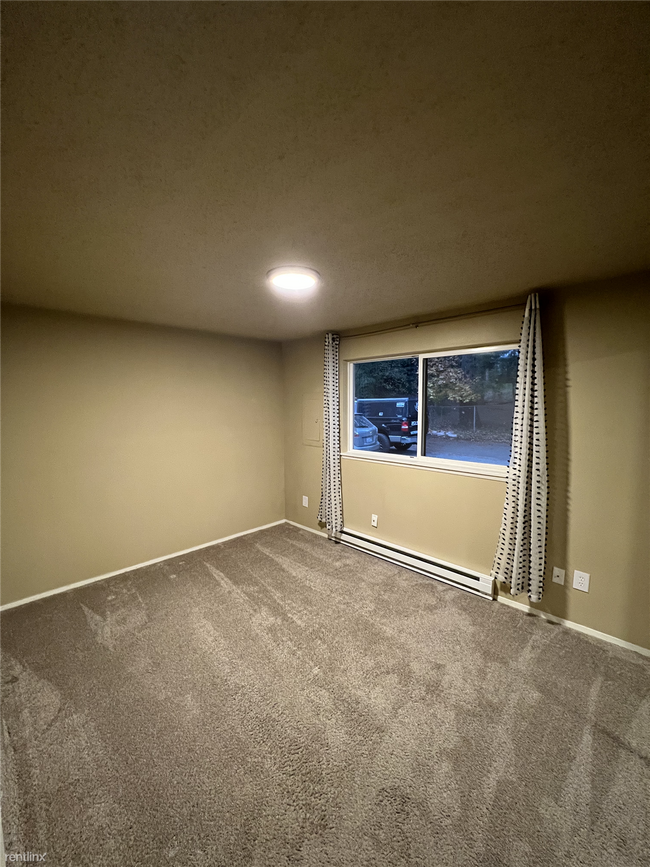 Building Photo - 3 br, 1 bath Duplex - 9914 112th Street So...