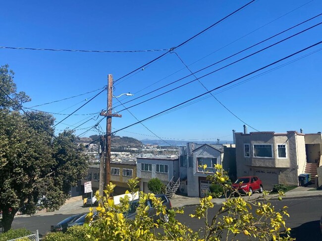 Building Photo - Single-Family Home 3BD/2BA Is Immediately ...