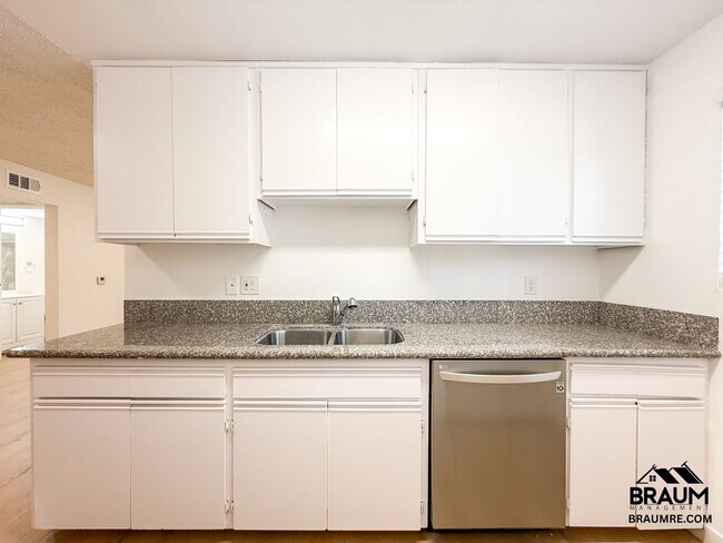 Building Photo - 221 W Elm Ave