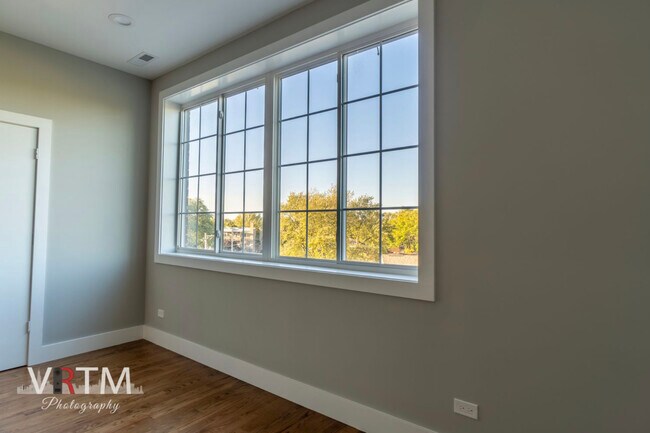 Building Photo - 4211 N Elston Ave