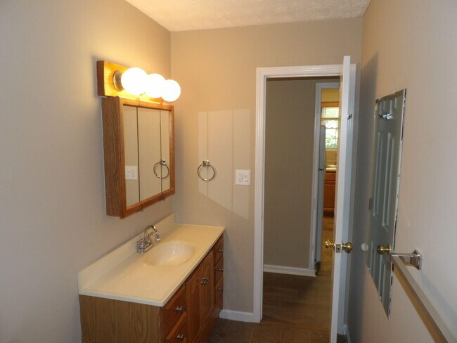 Building Photo - 248 Meadowview Dr