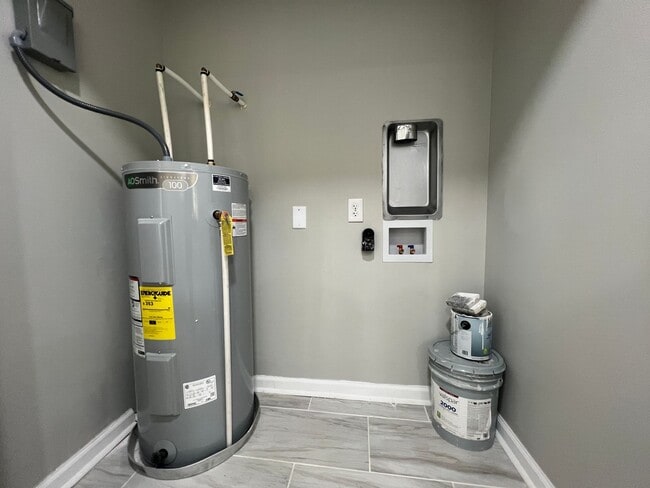 Building Photo - MOVE-IN READY! *HOLIDAY MOVE-IN SPECIAL $500 off the first full months rent if lease signed by 1/...