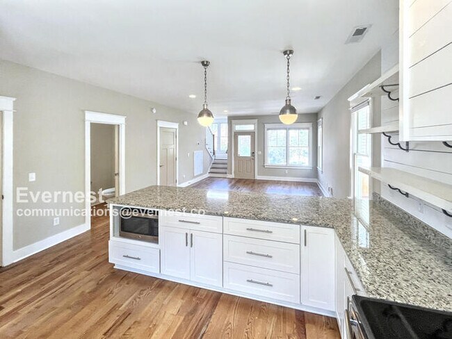 Building Photo - Lovely 2-Bedroom Home with Modern Amenitie...