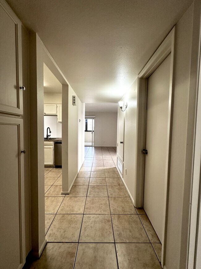 Building Photo - 1837 N Spring