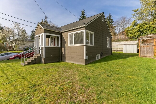 Building Photo - 10827 10th Ave SW