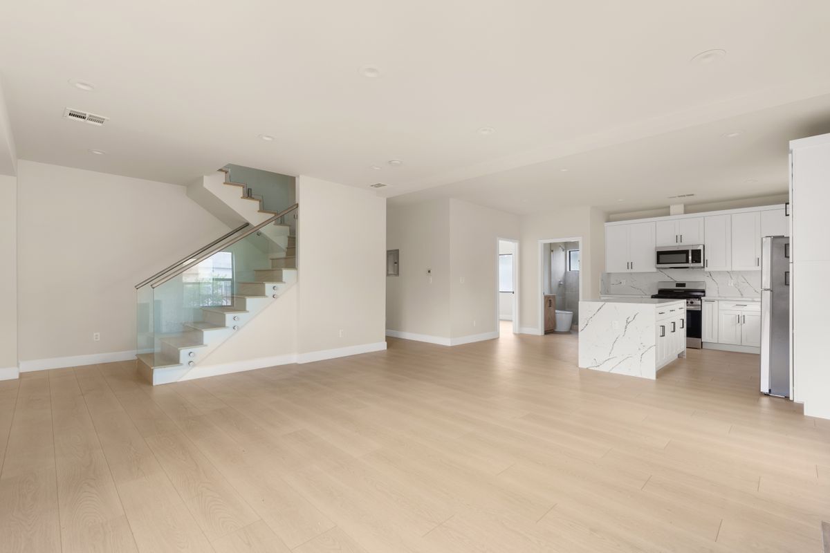 Building Photo - 5670 Lexington Ave