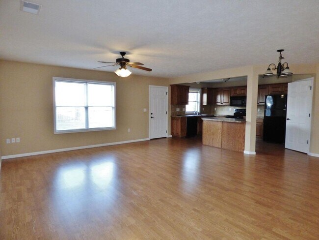 Building Photo - 4 bedroom 2.5 bathroom duplex located in a quiet neighborhood!