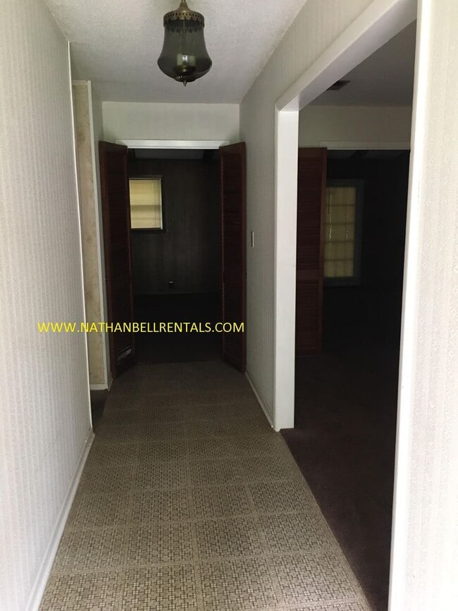 Building Photo - 3 bedroom 2 bath
