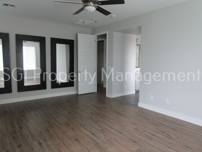 Building Photo - Stunning home with pool ready for move in