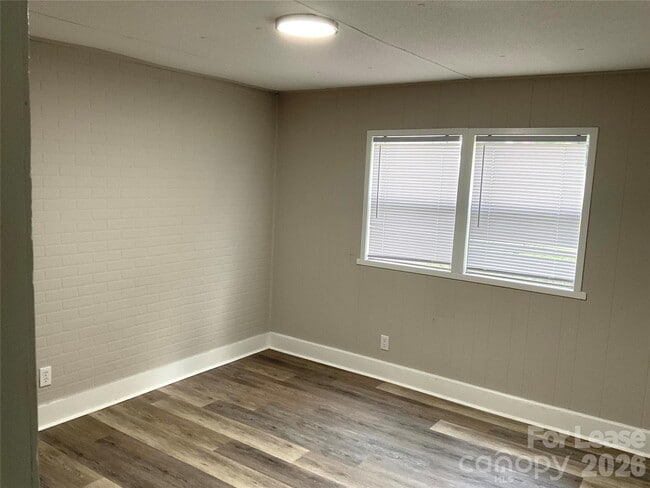 Building Photo - 6950 Ingleside Dr