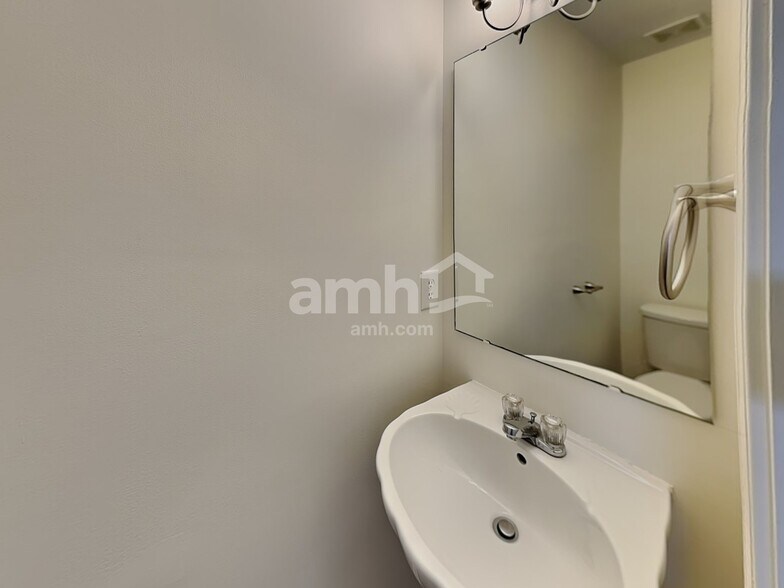 Building Photo - 11240 Anna Rose Rd