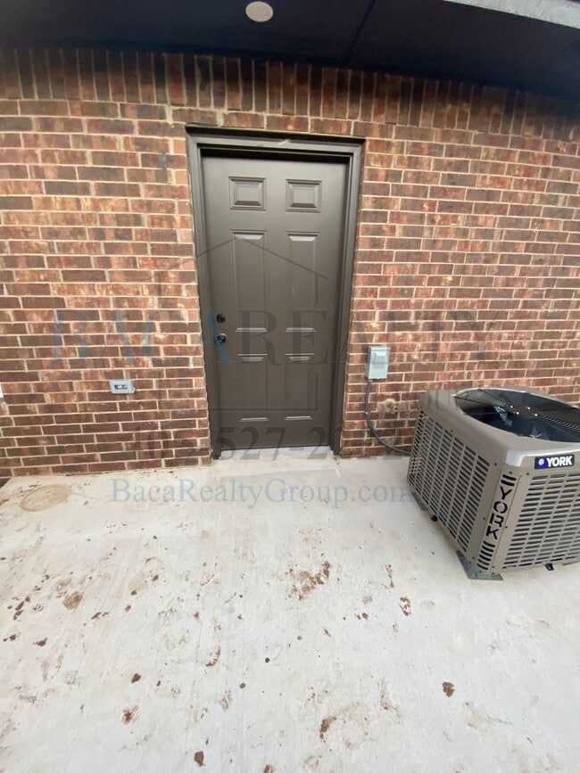 Building Photo - 3br 2ba duplex with 2 car garage!