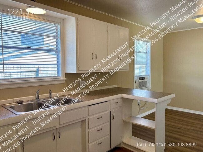 Building Photo - 1221 S 8th-