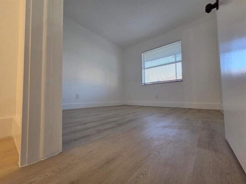 Building Photo - 10023 Winding Lake Rd