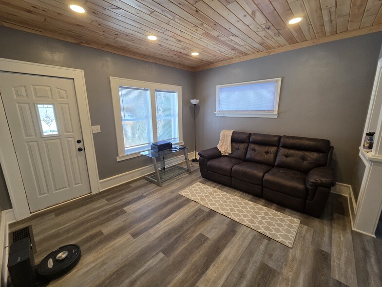 Building Photo - 302 2nd Ave NE