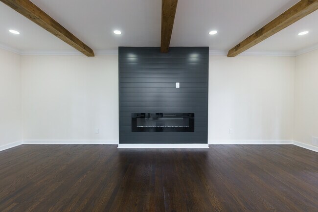 Building Photo - 280 E Valley Dr