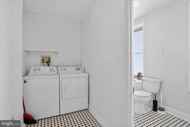 Building Photo - 1910 N Howard St