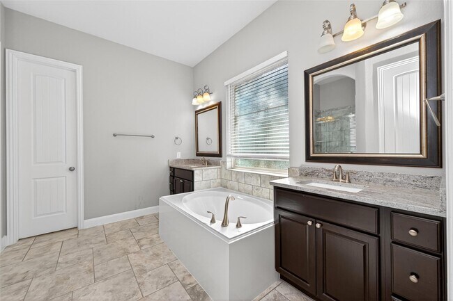 Building Photo - 14 S Sawbridge Cir