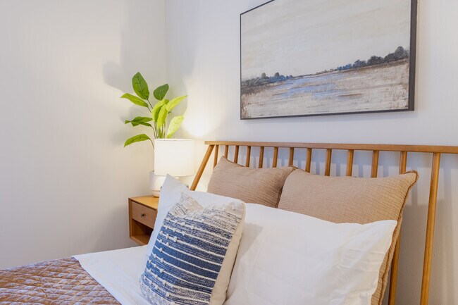 Quiet and comfortable - 3723 116th St