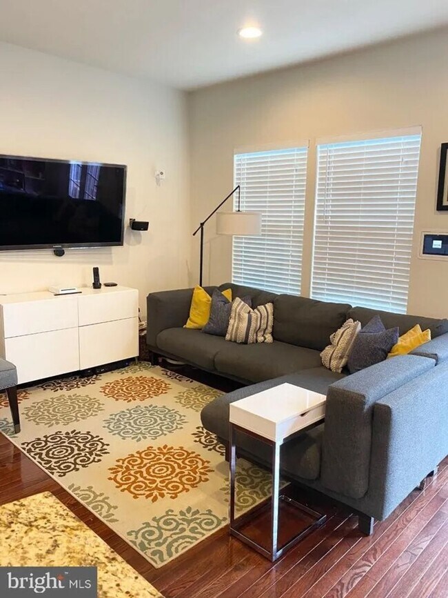 Building Photo - Beautiful Single Family home with Loft and Off Street Parking