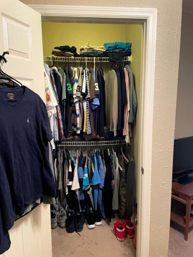 Building Photo - 3 bdrm/1 bath Country Ranch available April 1st!