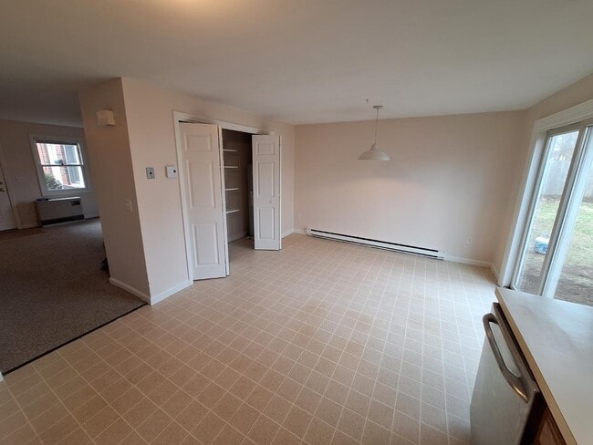 Building Photo - 19 Robinson St