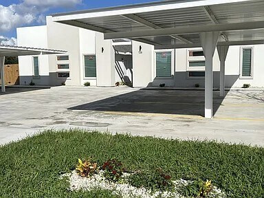 Building Photo - 705 Deanne Dr