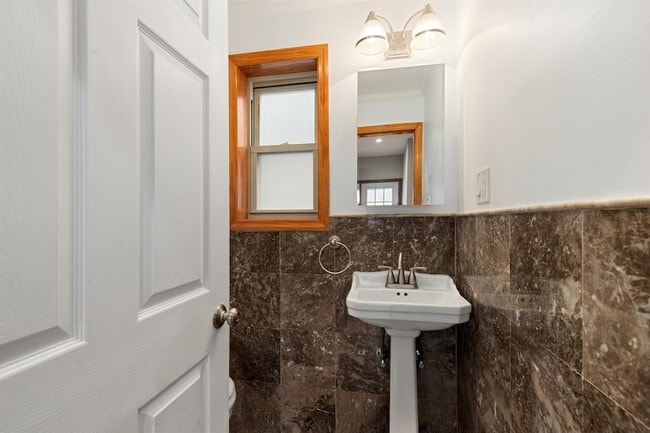 Building Photo - 14 Duer Pl