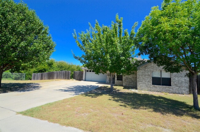 Building Photo - AMAZING 4 BED/ 2 BATH HOME IN WESTERN HILL...