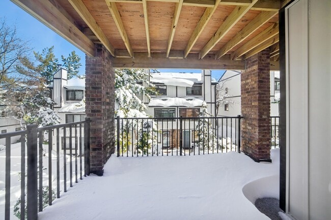 Building Photo - 1491 John St