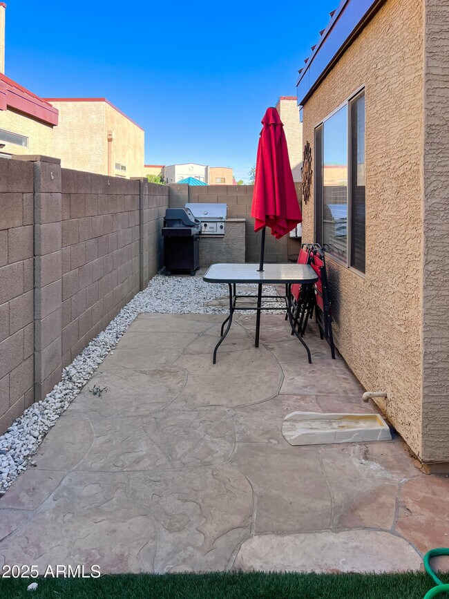 Building Photo - 1015 S Val Vista Dr