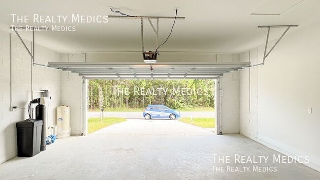 Building Photo - 905 Toluca St SE