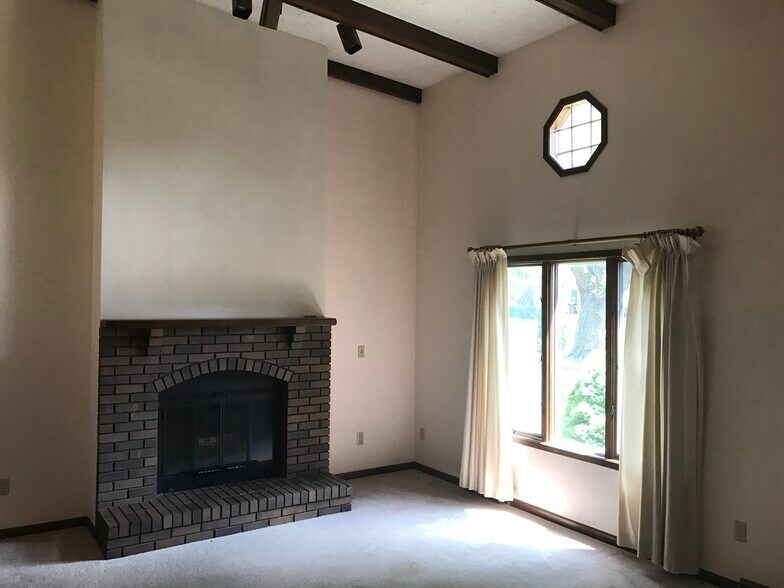 Building Photo - 1458 Eastview Dr