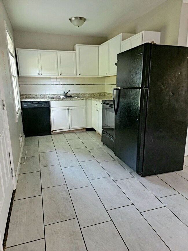 Building Photo - 3 Bed/2 Bath Home