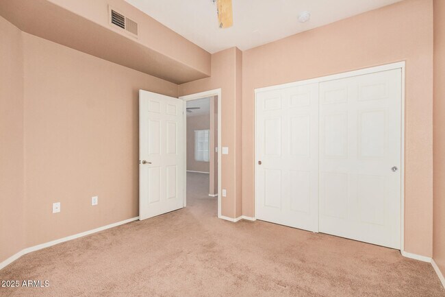 Building Photo - 7401 W Arrowhead Clubhouse Dr