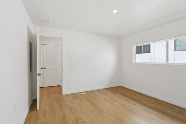 Building Photo - 1422 Tamarind Ave