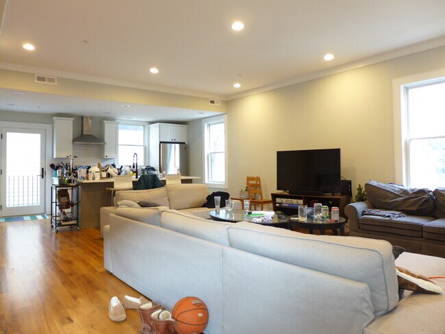 Primary Photo - 241 Boylston St