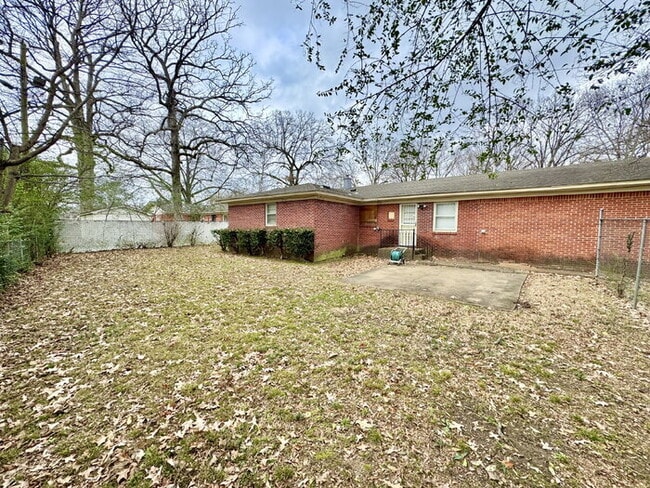 Building Photo - 4555 Willow Rd